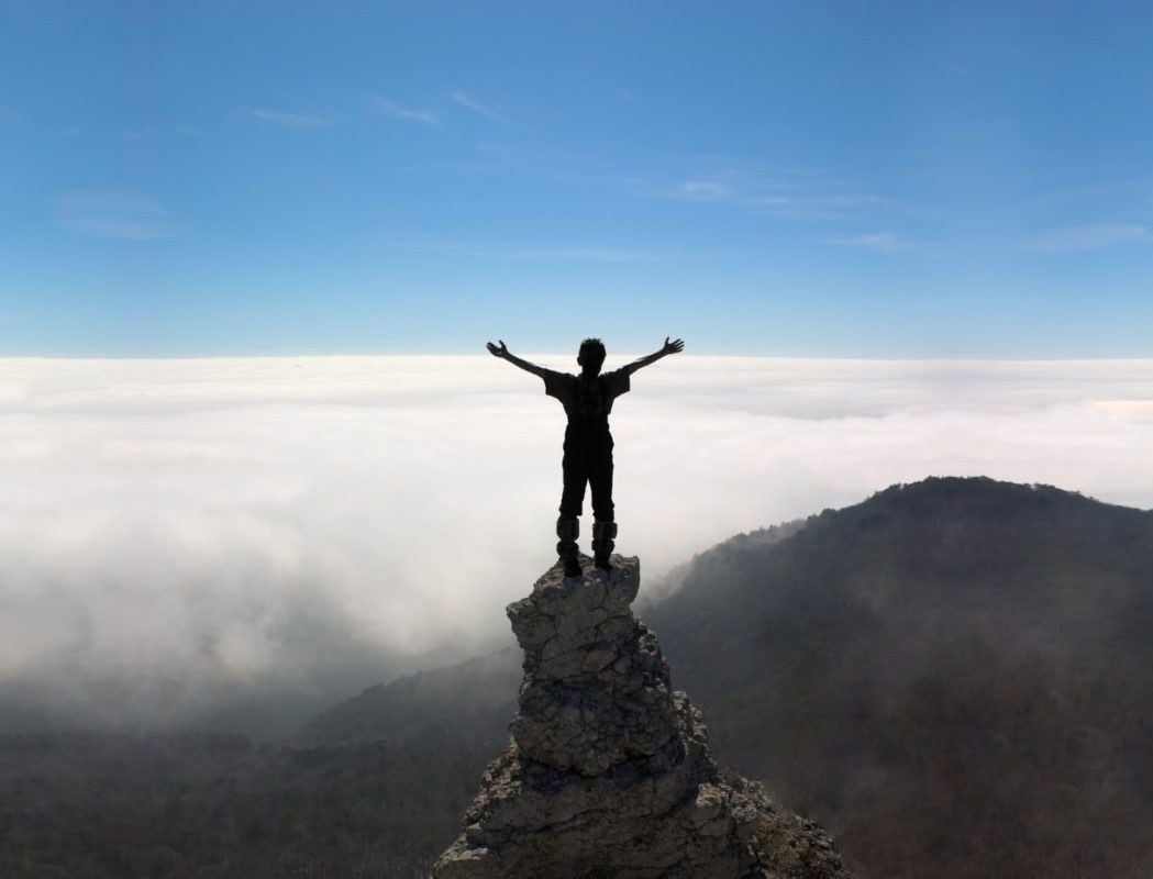 A vida é como uma escada rolante ao contrário. Até se andar devagar, você volta pra trás!